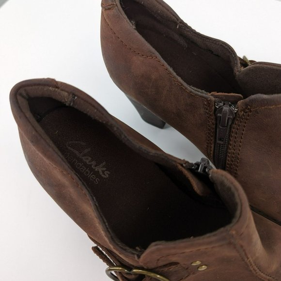 Clarks Carlisle Booties 7 Cafe Brown Oily Leather Side Zip Buckle Accent Heeled - Picture 3 of 13